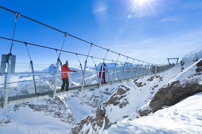 Un recorrido de apenas 100 metros puede hacerse realmente largo si debajo se abre un abismo de 500 metros. Es en invierno cuando este <a href="https://www.titlis.ch/en/activity/detail/titlis-cliff-walk/4485/60707" target="">puente colgante</a>, el que está situado a más altitud en Europa (3.020 metros), resulta más impresionante: entonces no solo relucen las blancas cumbres de Engelberg, sino que la pasarela se hiela por completo. Con el teleférico Ice Flyer se salvan las grietas glaciares, mientras que en la gruta glaciar se puede conocer el extraño mundo del hielo.