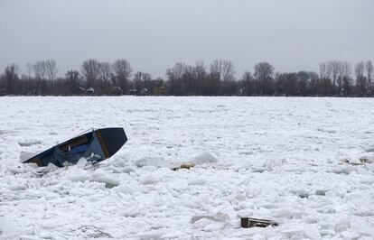 Debido al hielo, está prohibido en Serbia el tráfico fluvial en los ríos Danubio y Sava desde la pasada semana, cuando las temperaturas llegaron a 20 grados bajo cero. En la imagen, vista general del Danubio a su paso por Belgrado (Serbia).