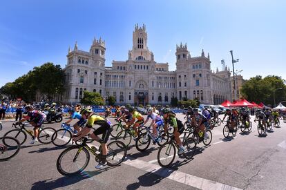 MADRID, SPAIN - SEPTEMBER 16: Jolien DHoore of Belgium and Team Mitchelton-Scott / Lauren Kitchen of Australia and Team FDJ Nouvelle Aquitaine Futuroscope / Plaza Cibeles / Madrid Town Hall / Peloton / Landscape / during the 4th Madrid Challenge by la Vuelta, Stage 2 a 100,3km stage from Madrid to Madrid / Women / WNT Madrid Challenge / La Vuelta / on September 16, 2018 in Madrid, Spain. (Photo by Luc Claessen/Getty Images)