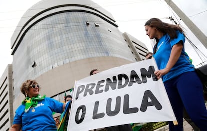 O protesto em Porto Alegre pedia a prisão de Lula, que depende de decisão do Supremo Tribunal Federal para ocorrer. 