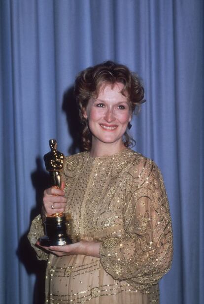 También a la segunda oportunidad se hizo Meryl Streep con el premio a la mejor actriz protagonista. Sucedió en la 55ª edición de los premios Oscar, celebrada en 1983. Recogió el galardón por 'La decisión de Sophie', embarazada y con un vestido dorado.