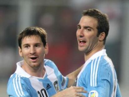 Higuaín celebra con Messi su gol ante Perú