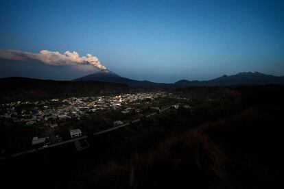 Una exhalación volcánica vista desde el municipio de Santiago Xalitzintla, el pasado 25 de mayo.