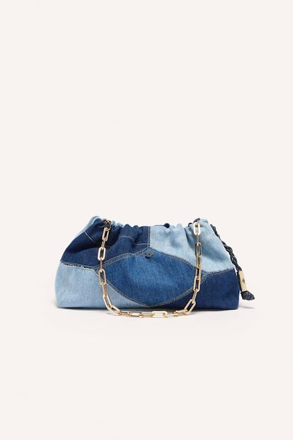 El denim va más allá de los clásicos jeans y chaquetas invadiendo las colecciones de accesorios y calzado. Este diseño de Ba&sh es el bolso minimalista y versátil con el que arriesgar este curso. 295€