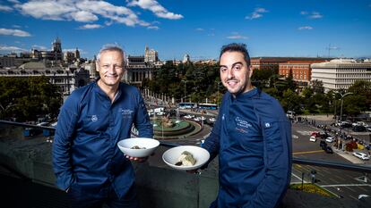 De izquierda a derecha, Jesús Almagro y Manuel Berganza, en la terraza del restaurante Cornamusa, en el Palacio de Cibeles de Madrid.