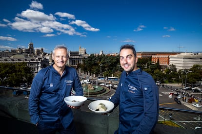 De izquierda a derecha, Jesús Almagro y Manuel Berganza, en la terraza del restaurante Cornamusa, en el Palacio de Cibeles de Madrid.