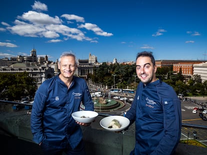 De izquierda a derecha, Jesús Almagro y Manuel Berganza, en la terraza del restaurante Cornamusa, en el Palacio de Cibeles de Madrid.