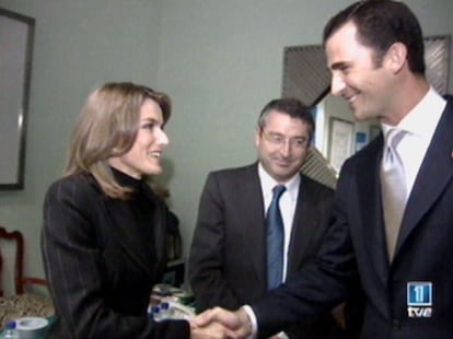 Octubre de 2003. La captura del vídeo de TVE en el que el Príncipe de Asturias y la periodista Letizia Ortiz Rocasolano se saludan en Oviedo. En el centro, el exdirector general de RTVE José Antonio Sánchez.