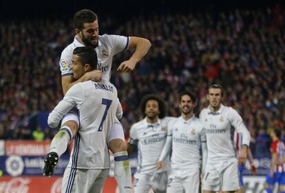 Nacho se sube a Cristiano Ronaldo para celebrar el tercer gol de la noche del portugués en el Vicente Calderón. 