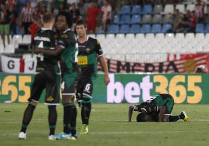 Boakye, autor del gol del empate, besa el césped.