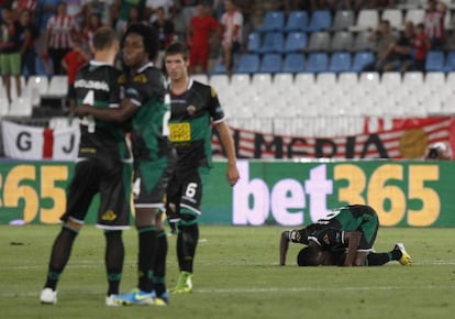 Boakye, autor del gol del empate, besa el c&eacute;sped.