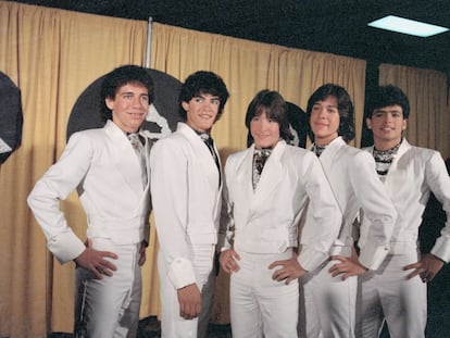 Al centro, Roy Roselló, miembro de Menudo, con los demás integrantes de la agrupación musical, en los premios Grammy de 1984.