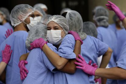 Trabajadores médicos se abrazan tras ser dados de alta los últimos pacientes ingresados por coronavirus en un hospital de campaña en Brasilia (Brasil). El número de pacientes que se han logrado recuperar de la enfermedad alcanza los 4.599.446, mientras que otros 417.480 están todavía bajo tratamiento.