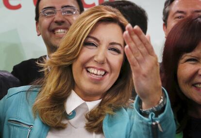 Susana Díaz saluda a los simpatizantes que la esperaban en el pabellón Fíbex de Sevilla, donde ha seguido el recuento de votos de las elecciones a la Junta.