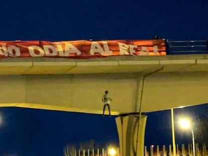 El muñeco con la camiseta de Vinicius, junto a una pancarta que reza 'Madrid odia al Real', el pasado 26 de enero en un puente cercano a Valdebebas (Madrid).