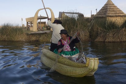 La red se va tendiendo al atardecer, cuando incluso puede haber olas en el lago Titicaca. A la mañana siguiente se recogerá, aunque también puede quedarse más días esperando por más peces.