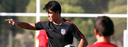 Carlos Cuesta da indicaciones en 2017, cuando entrenaba al equipo infantil del Atlético de Madrid.