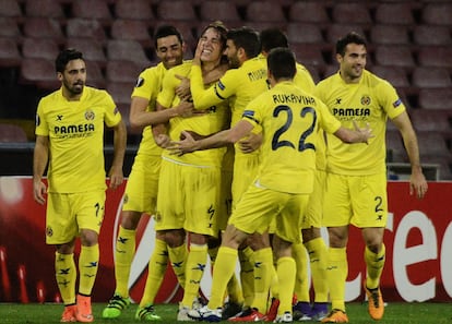 Tomás Pina, felicitado por sus compañeros tras el gol.