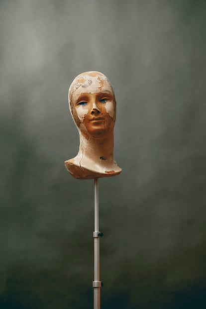 Una cabeza de maniquí en el estudio de la artista.