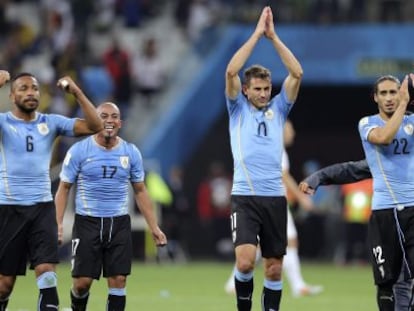 Los jugadores de Uruguay al finalizar el partido Uruguay-Inglaterra. 