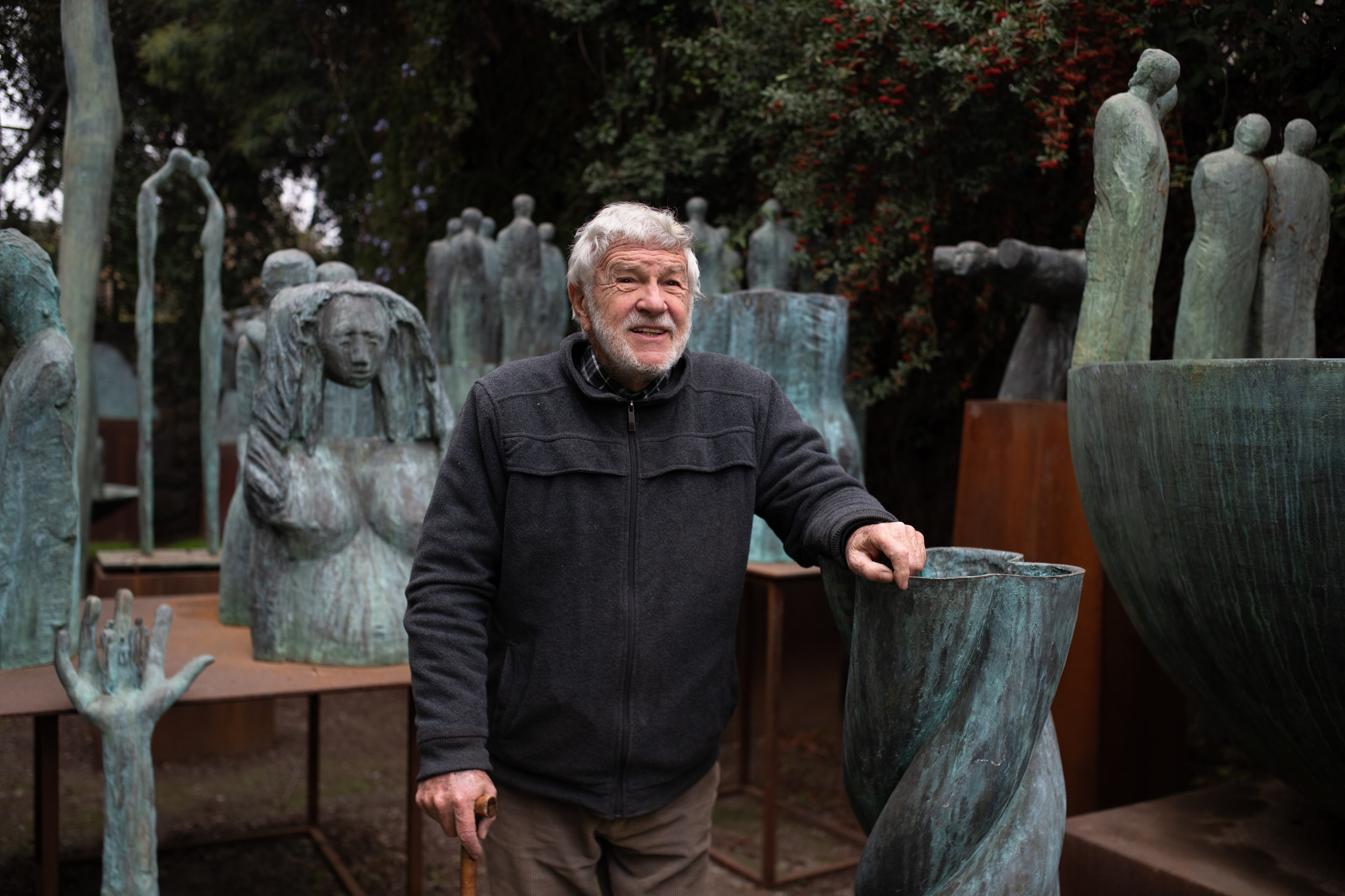 Mario Irarrázabal, junto a sus esculturas en su taller, en junio de 2025.