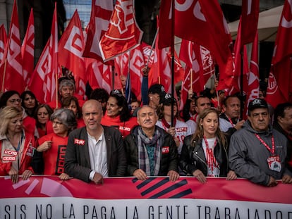 Miles de personas en Madrid en noviembre, en una manifestación convocada por CCOO y UGT para reclamar el aumento de los salarios.