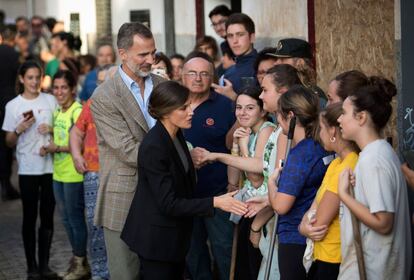 Durante una hora los voluntarios y miembros de los servicios de emergencias dejaron las palas, rastrillos, cubos y mangueras para recibir la visita de Felipe VI y doña Letizia