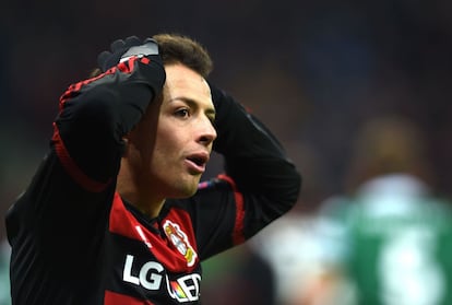 Chicharito colaboró con el primer gol del Leverkusen en Europa League.