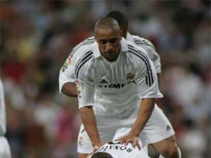 Roberto Carlos, saltando a la pídola sobre Ronaldo.
