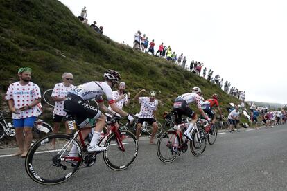 Aficionados al ciclismo animan a los corredores de los equipos Arkea Samsic, Lotto Soudal y Bahrain Merida, durante la etapa. 