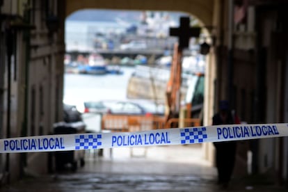 Cordón policial sobre el pasadizo por el que desfilan los peregrinos que hacen el Camino de Santiago que pasa por esta zona de Ferrol.