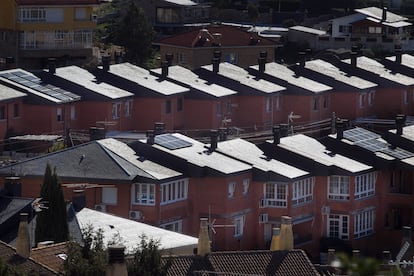 Varios chalets adosados con placas solares en Manzanares el Real.