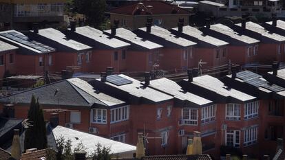 Varios chalets adosados con placas solares en Manzanares el Real.