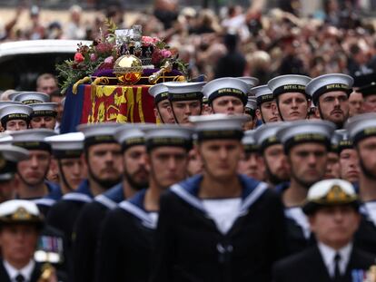 142 marineros de la Marina Real británica transportaban este lunes el féretro de Isabel II por las calles de Londres