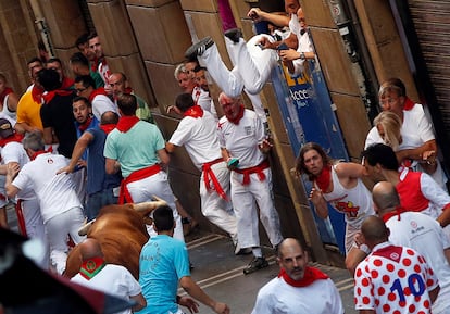 Los toros de la ganadería de Cebada Gago han protagonizado un encierro muy peligroso, durante el segundo encierro de los Sanfermines de 2016.