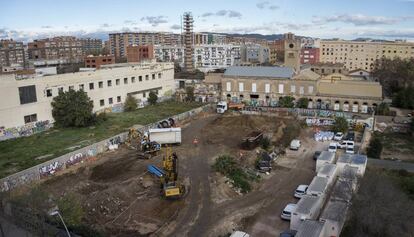 Obras de un edificio de oficinas junto a las naves de Can Ricart en el Poblenou de Barcelona.