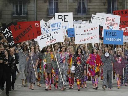 Karl Lagerfeld acompaña a las modelos al final del desfile de Chanel.