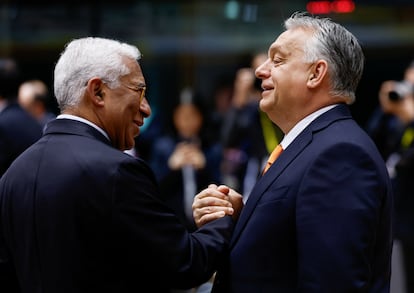 Antonio Costa y Viktor Orbán se saludan en Bruselas, el 6 de marzo. 