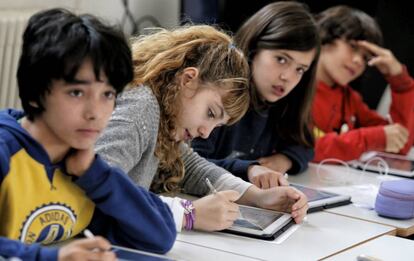 Alumnos trabajan con tabletas en una escuela inteligente en Madrid. 