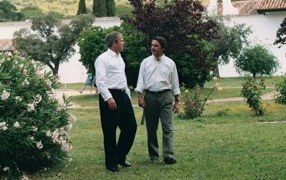 Jos&eacute; Mar&iacute;a Aznar (d) con el entonces presidente de Estados Unidos, George W. Bush, el 12 de junio de 2001. 