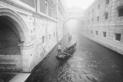 Góndolas atravesando el canal que lleva al Puente de los Suspiros.