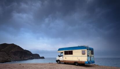 Autocaravana en La Isleta del Moro, en el cabo de Gata (Almer&iacute;a).