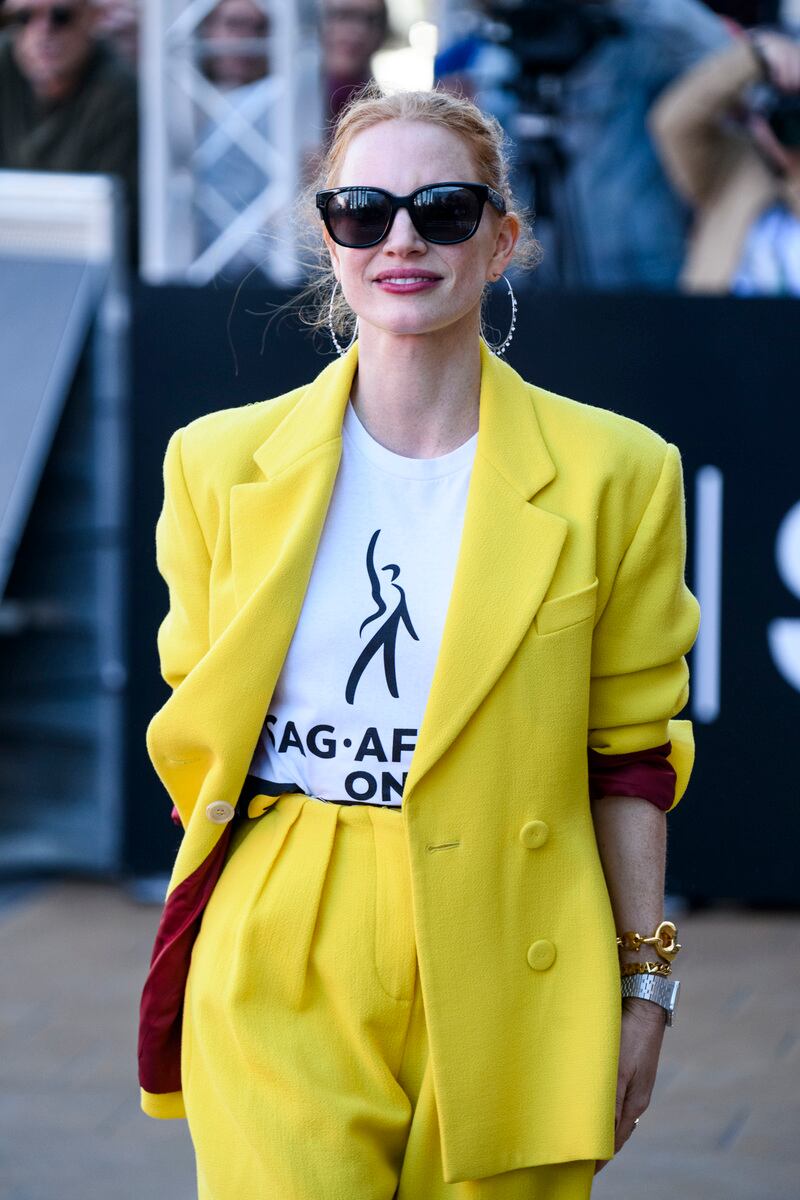 Jessica Chastain, con la camiseta del sindicato de actores, a su llegada al hotel María Cristina de San Sebastián.