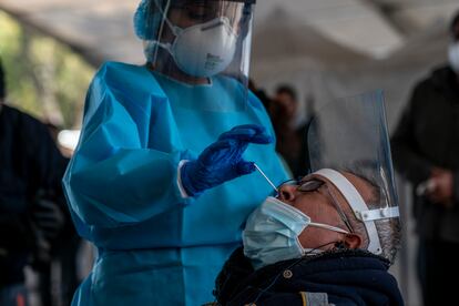 Una profesional sanitaria realiza una prueba de covid-19 a un paciente en Iztapalapa.