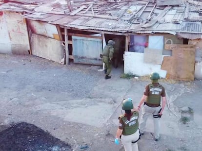 Carabineros de Chile entran a la vivienda vinculada al Tren de Aragua, en una captura de un video difundido por el cuerpo policiaco.