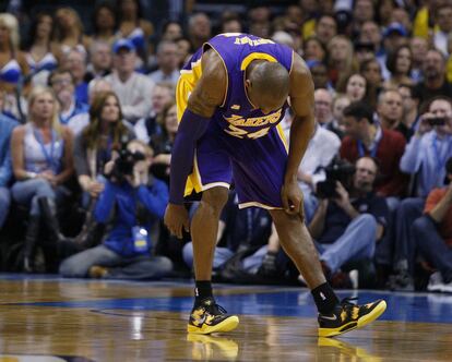 Kobe Bryant se duele de su brazo derecho durante el duelo ante los Thunder.