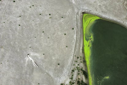 Una vista aérea muestra partes del río Po completamente secas cerca de Borgo Virgilio (Italia), el domingo.