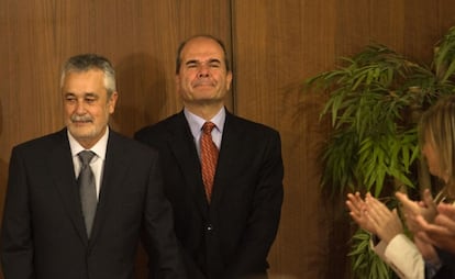 José Antonio Griñán toma posesión, el 24 de abril de 2009, como presidente de la Junta de Andalucía en presencia de su antecesor, Manuel Chaves, que abandonó el cargo tras ser nombrado ministro por José Luis Rodríguez Zapatero.