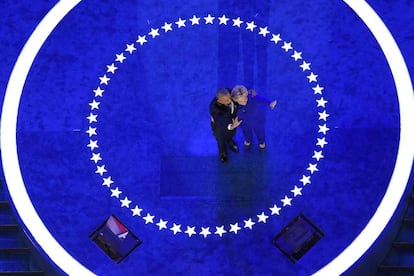 Barack Obama y Hillary Clinton saludan a los delegados asistentes a la Convención Demócrata, el 28 de julio de 2016.