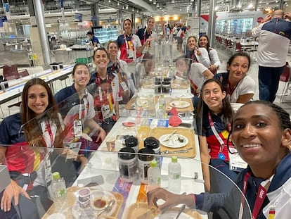 Las jugadoras de la selección española de baloncesto, en el comedor de la Villa Olímpica.